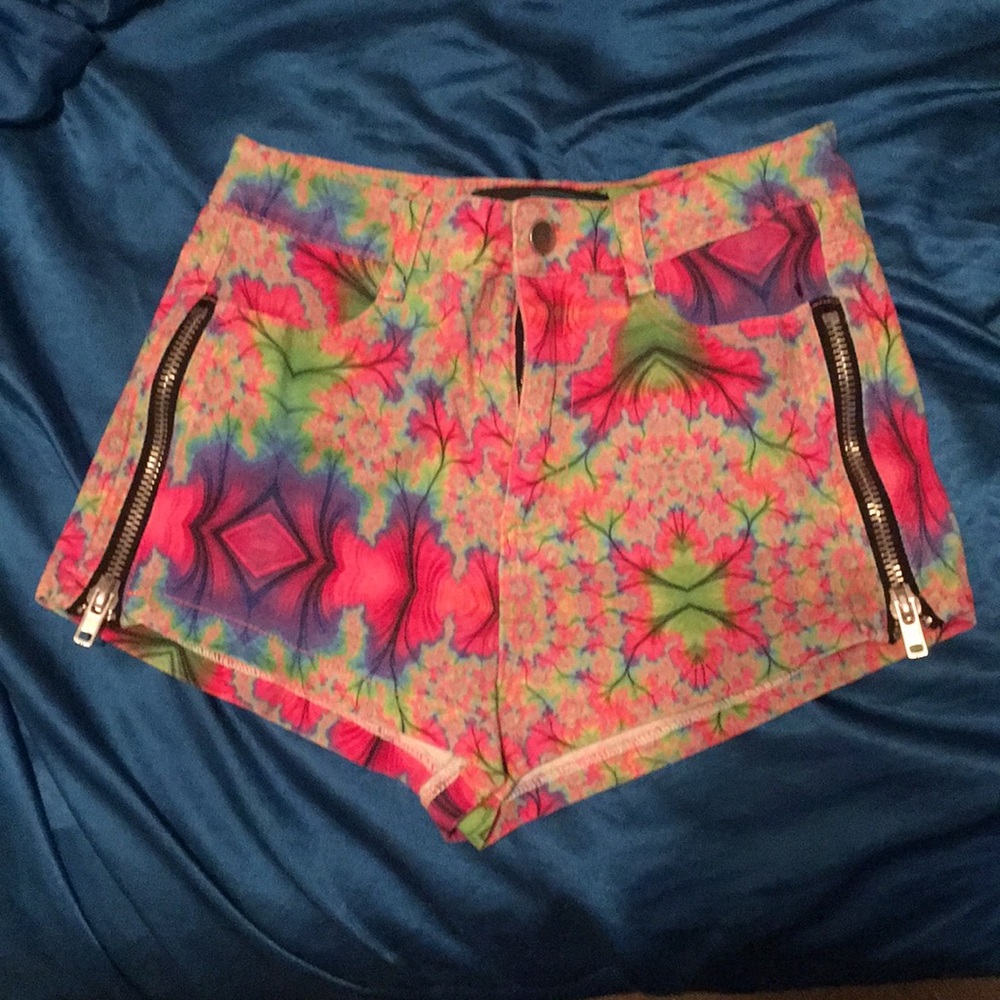 Fractal side zip shorts